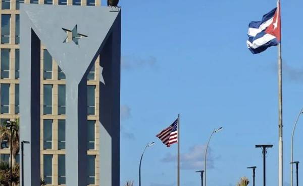 A pesar de estos acercamientos confirmados entre Cuba y EE.UU., el presdiente cubano, Miguel Díaz-Canel, destacó en una entrevista publicada este viernes por el medio ruso RT que en la isla «hay un pueblo dispuesto a combatir», cuando le preguntaron por una posible acción militar de EE.UU. (Foto: EFE)