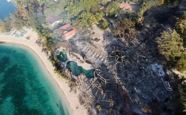 <i>Así quedó tras el incendio uno de los paraísos turísticos de Roatán. Hotel Fantasy Island. Foto: Cortesía de Bomberos Honduras.</i>