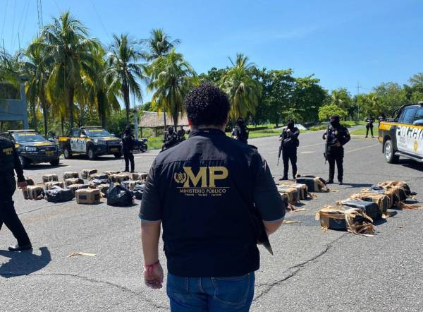 <i>Los bultos con los paquetes de droga quedaron flotando en el mar y recogidos por lanchas militares que los trasladaron a una base en el sur del país, añadió el funcionario. FOTO MP GUATEMALA</i>