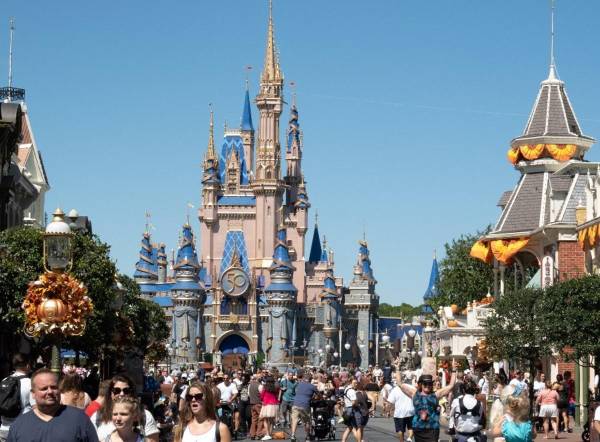 <i>ARCHIVO. Los visitantes caminan por Main Street en The Magic Kingdom mientras Walt Disney World reabre después del huracán Ian el 30 de septiembre de 2022 en Orlando, Florida. FOTO Bryan R. Smith / AFP</i>