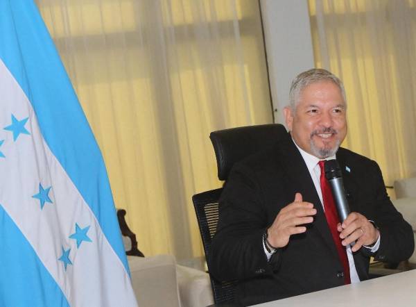 <i>El Ministro de Relaciones Exteriores de Honduras, Enrique Reina, responde preguntas de la prensa durante una conferencia de prensa en Tegucigalpa, el 8 de noviembre de 2023. FOTO ORLANDO SIERRA / AFP</i>