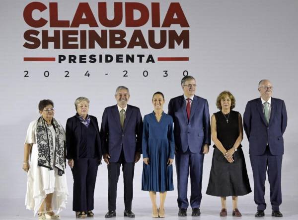 (De izquierda a derecha) la abogada mexicana Ernestina Godoy Ramos (Asesor Legal), Alicia Bárcena Ibarra (Secretaria de Medio Ambiente y Recursos Naturales), Juan Ramón de la Fuente (Ministro de Relaciones Exteriores de México), la Presidenta electa de México, Claudia Sheinbaum, Marcelo Ebrard Casaubon (Secretario de Economía), Rosaura Ruiz Gutiérrez (Secretaria de Ciencia, Humanidades, Tecnología e Innovación) y Julio Berdegue Sacristán (Secretario de Agricultura y Desarrollo Rural) posan durante la presentación de la primera etapa del nuevo gabinete en el Museo de Economía. en la Ciudad de México el 20 de junio de 2024. FOTO Alfredo Estrella/AFP