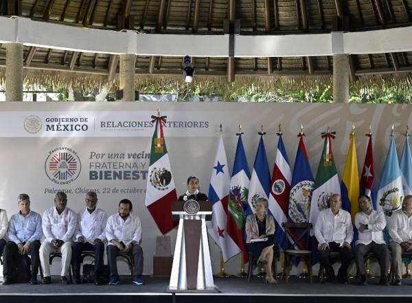 (De izquierda a derecha) la vicepresidenta de Costa Rica, Mary Munive, el viceministro de Relaciones Exteriores de Cuba, Carlos Raúl Fernández, el viceprimer ministro de Belice, Cordel Hyde, el primer ministro de Haití, Ariel Henry, el vicepresidente salvadoreño, Félix Ulloa, la ministra de Relaciones Exteriores de Panamá, Janaina Tewaney, la ministra de Relaciones Exteriores de México, Alicia Bárcenas, el Ministro de Relaciones Exteriores de Colombia, Álvaro Leyva, el Ministro de Relaciones Exteriores de Venezuela, Yvan Gil Pinto, y el Ministro de Relaciones Exteriores de Honduras, Enrique Reina, asisten a la clausura de la cumbre sobre migración en la zona arqueológica de Palenque, estado de Chiapas, México. FOTO ALFREDO ESTRELLA / AFP