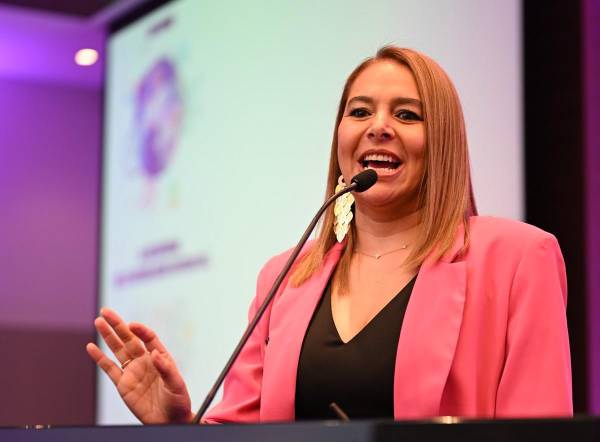 <i>Dianne Medrano, líder de Centenario Internacional, durante su ponencia: La CEO de tu propia vida. FOTO CATALINA DELGADO / E&amp;N</i>