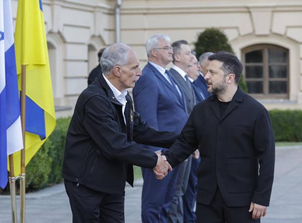 <i>El presidente ucraniano, Volodímir Zelenski (derecha), da la bienvenida al presidente hondureño, Nasrí Asfura (izquierda), antes de su reunión en Kiev, Ucrania, el 19 de junio de 2026. Nasrí Asfura llegó a Kiev para reunirse con altos funcionarios ucranianos en medio de la invasión rusa en curso. (Ucrania, Kiev) EFE/EPA/SERGEY DOLZHENKO</i>