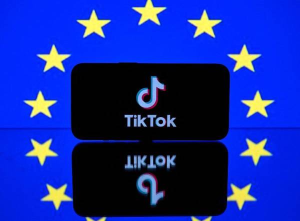 <i>(ARCHIVOS) Esta fotografía tomada el 26 de abril de 2023 en Toulouse, suroeste de Francia, muestra una pantalla que muestra el logotipo de la plataforma de redes sociales Tiktok y la bandera europea. FOTO LIONEL BONAVENTURE / AFP</i>