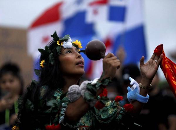 <i>Una mujer indígena participa en una protesta contra el contrato gubernamental con la minera canadiense First Quantum -y su filial Minera Panamá- en la ciudad de Panamá, Panamá, el 2 de noviembre de 2023. FOTO ROBERTO CISNEROS / AFP</i>