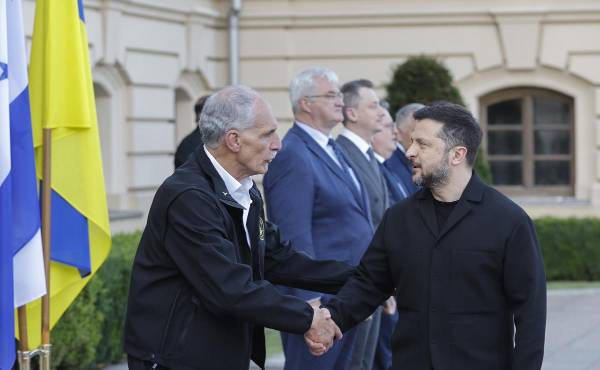 <i>El presidente ucraniano, Volodímir Zelenski (derecha), da la bienvenida al presidente hondureño, Nasrí Asfura (izquierda), antes de su reunión en Kiev, Ucrania, el 19 de junio de 2026. Nasrí Asfura llegó a Kiev para reunirse con altos funcionarios ucranianos en medio de la invasión rusa en curso. (Ucrania, Kiev) EFE/EPA/SERGEY DOLZHENKO</i>