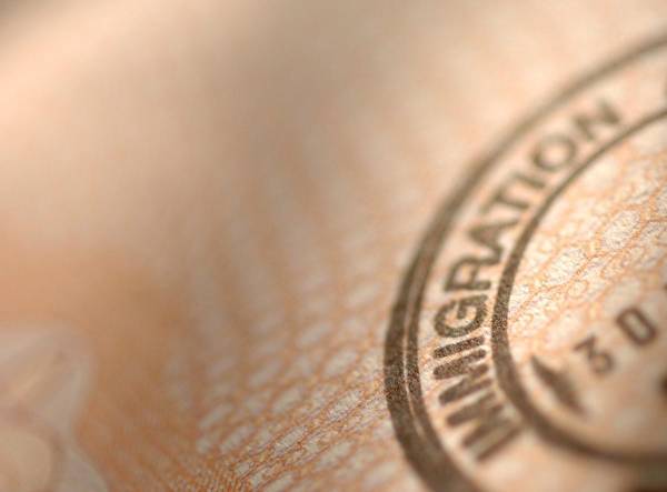 <i>Para hacer frente al volumen de peticiones, el Gobierno habilitará espacios más allá de las Oficinas de Extranjería para presentar la solicitud, además de la vía telemática. FOTO ARCHIVO E&amp;N</i>