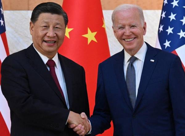 <i>(ARCHIVOS) El presidente estadounidense Joe Biden (derecha) y el presidente de China, Xi Jinping (izq.), se dan la mano mientras se reúnen al margen de la Cumbre del G20 en Nusa Dua, en la isla turística indonesia de Bali, el 14 de noviembre de 2022. FOTO NUSA DUA, INDONESIA</i>
