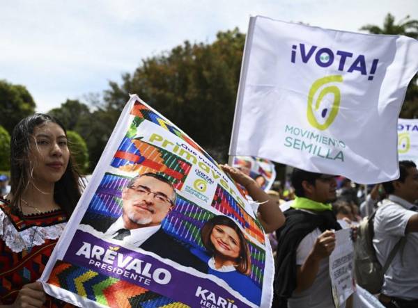 <i>Simpatizantes del candidato presidencial guatemalteco por el partido Movimiento Semilla, Bernardo Arévalo, asisten al lanzamiento de su campaña para la segunda vuelta electoral en Sololá, Guatemala, el 14 de julio de 2023. FOTOJOHAN ORDONEZ / AFP</i>