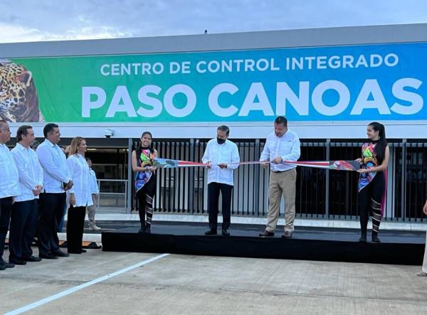 <i>Autoridades de Costa Rica y Panamá inauguraron en febrero de 2024 en el lado costarricense del Centro de Control Integrado Paso Canoas, una instalación de 14.000 metros cuadrados levantada con la idea de agilizar los trámites y el movimiento de los alrededor de 200 camiones de carga y 800 personas. FOTO CORTESÍA</i>