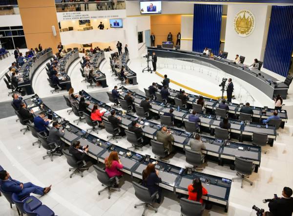 La Asamblea Legislativa dominada por el oficialismo reformó los artículos 75, 80, 133, 152 y 154 de la Carta Magna salvadoreña, la cual prohibía la reelección inmediata. Foto cortesía