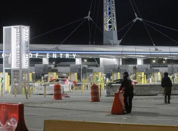 Fotografía de archivo de policías durante un cierre de la frontera entre México y Estados Unidos en Baja California. EFE/Joebeth Terriquez