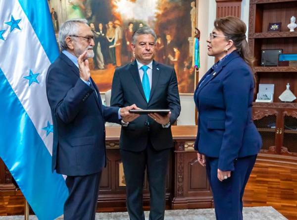 <i>Tras ser juramentado, el diplomático dijo a periodistas que ya hay una serie de proyectos que se han comenzado a discutir con China. Foto secretaría de Prensa de la presidencia de Honduras</i>