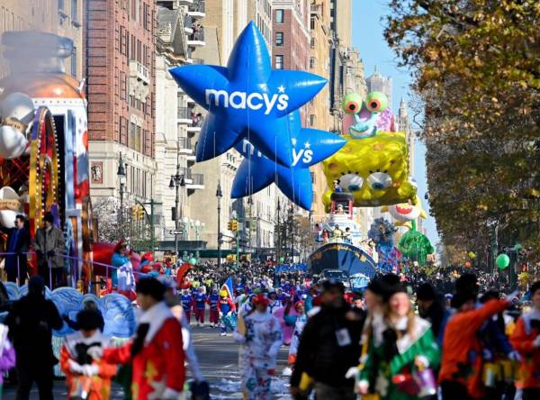 <i>Los juerguistas participan en el 96º Desfile anual del Día de Acción de Gracias de Macy's en la ciudad de Nueva York. El desfile anual incluye globos gigantes con personajes, carrozas y bandas de música. FOTO Alexi J. Rosenfeld/Getty Images/AFP</i>
