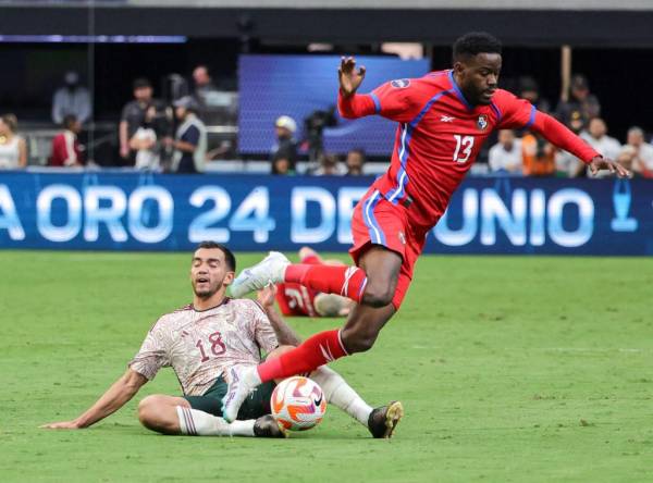 <i>LAS VEGAS, NEVADA - JUNE 18: Luis Chávez #18 of Mexico slides into Freddy Gondola #13 of Panama in the second half of the 2023 CONCACAF Nations League third-place match at Allegiant Stadium on June 18, 2023 in Las Vegas, Nevada. Mexico defeated Panama 1-0. Ethan Miller/Getty Images/AFP (Photo by Ethan Miller / GETTY IMAGES NORTH AMERICA / Getty Images via AFP)</i>