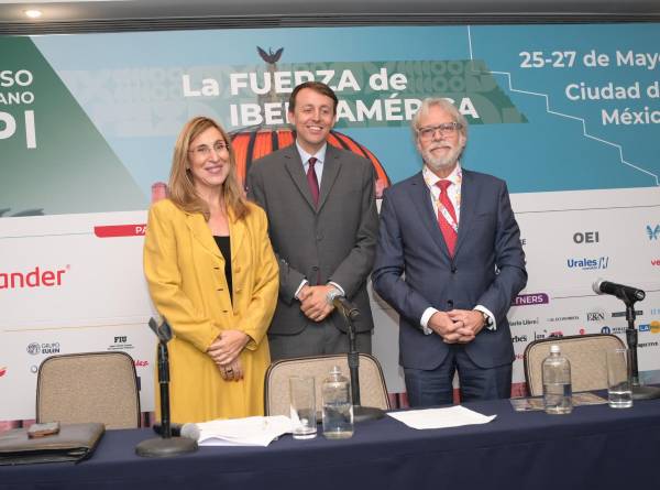 <b>Núria Vilanova, presidenta de CEAPI, junto a Javier López, vicepresidente del Parlamento Europeo y presidente de la Comisión UE-México. (Foto: Cortesía CEAPI)</b>