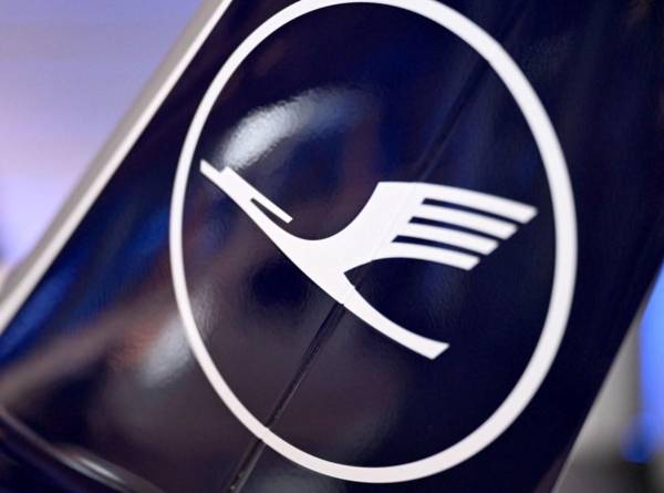 <i>El logotipo de la aerolínea alemana Lufthansa se muestra en un modelo de avión en la sede de la compañía en Frankfurt am Main, Alemania occidental, el 7 de marzo de 2024. FOTO Kirill KUDRYAVTSEV / AFP</i>