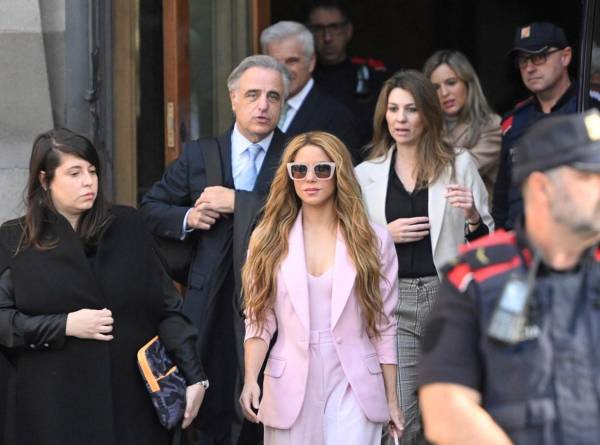 La cantante colombiana Shakira (C) abandona el Tribunal Superior de Justicia de Cataluña después de asistir a su juicio por fraude fiscal, en Barcelona el 20 de noviembre de 2023.