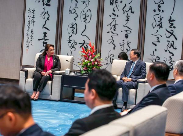 Presidenta de Honduras inicia su gira por China