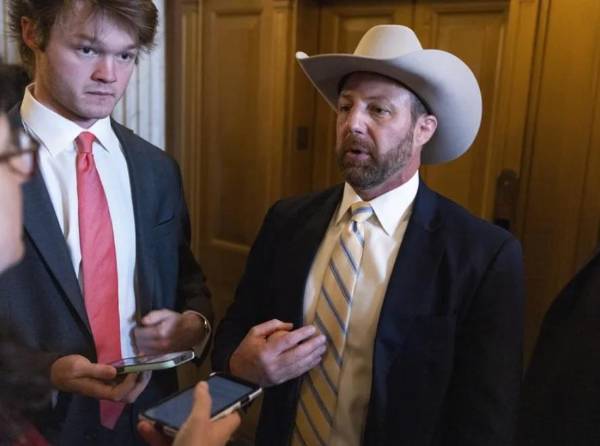 <i>Casado y padre de seis hijos, Mullin dio el salto a la política nacional en 2013, cuando resultó elegido para la Cámara de Representantes, donde permaneció durante una década antes de incorporarse al Senado. (Foto: EFE)</i>