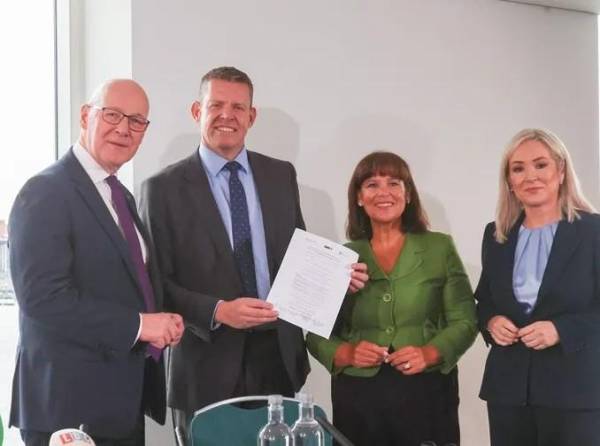 <i>(i-d) El ministro principal de Escocia, John Swinney; el ministro principal de Gales, Rhun ap Iorweth; la presidenta del Sinn Féin, Mary Lou McDonald; y la vicepresidenta del Sinn Féin y ministra principal del norte de Irlanda, Michelle O'Neill, este lunes en Cardiff. EFE/EPA/Jon Rowley</i>