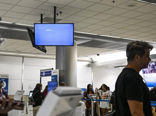 <i>Un monitor de información de American Airlines está desconectado en el Aeropuerto Internacional de Miami el 19 de julio de 2024, en Miami, Florida, durante una importante interrupción de los sistemas informáticos a nivel mundial. FOTO CHANDAN KHANNA / AFP</i>