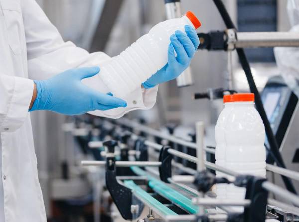 <i>Las inversiones de los últimos cinco años han sido importantes en renovaciones, nuevas líneas que se han incluido en la producción de lácteos en Panamá. FOTO SHUTTERSTOCK</i>