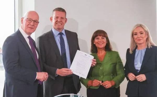 <i>(i-d) El ministro principal de Escocia, John Swinney; el ministro principal de Gales, Rhun ap Iorweth; la presidenta del Sinn Féin, Mary Lou McDonald; y la vicepresidenta del Sinn Féin y ministra principal del norte de Irlanda, Michelle O'Neill, este lunes en Cardiff. EFE/EPA/Jon Rowley</i>