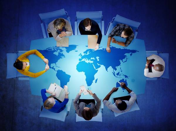 <i>Las grandes transacciones —especialmente en el sector tecnológico— dominaron el panorama, con 22 acuerdos superiores a los US$10.000 millones. Foto de Rawpixel / Getty Images/iStockphoto</i>