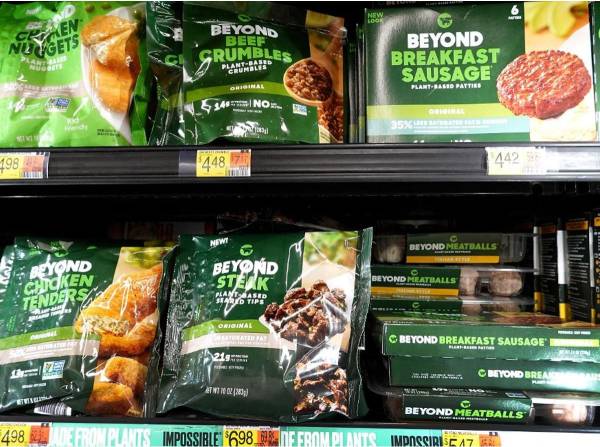 <i>Productos Beyond Meat, incluidas salchichas para el desayuno, bistec, filetes de pollo y carne desmenuzada, en el estante de una tienda de comestibles el 21 de noviembre de 2022 en Miami, Florida. FOTO Joe Raedle/Getty Images/AFP</i>