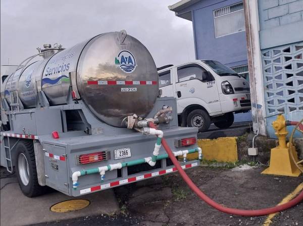 <i>Recarga de los camiones cisterna. Autoridades han habilitado las rutas de reparto para suministrar agua potable en zonas afectadas. Foto AYA.</i>