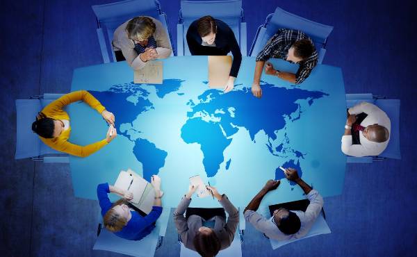 <i>Las grandes transacciones —especialmente en el sector tecnológico— dominaron el panorama, con 22 acuerdos superiores a los US$10.000 millones. Foto de Rawpixel / Getty Images/iStockphoto</i>