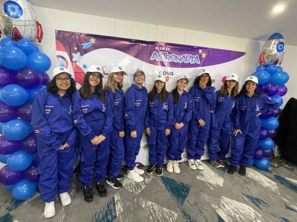 <i>Esta vez, 10 niñas y jóvenes en viajar al Space Center Houston con el propósito de romper estereotipos de género. FOTO SHE IS</i>