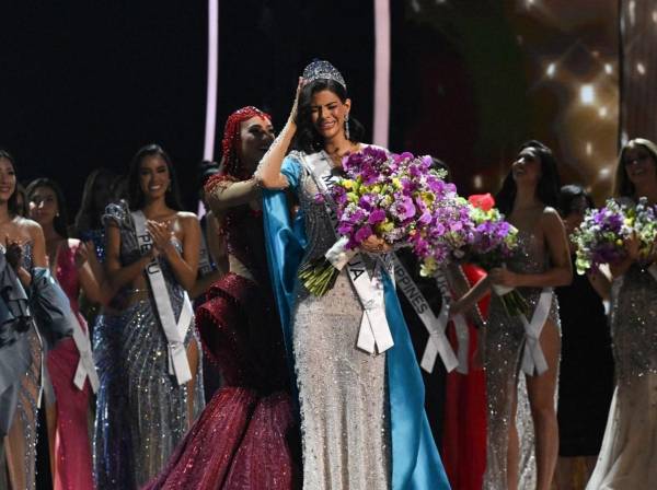 <i>Miss Universo 2022, R'Bonney Gabriel de Estados Unidos, coloca la corona a Miss Universo 2023, Sheynnis Palacios, luego de ganar la edición número 72 del certamen Miss Universo, en San Salvador el 18 de noviembre de 2023. FOTO Marvin RECINOS/AFP</i>