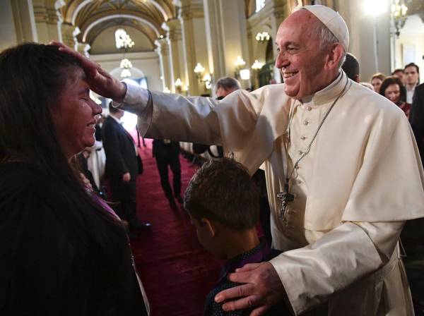 <i>El Papa Francisco posa para una selfie con un niño en la Catedral de Lima el 21 de enero de 2018. FOTO Vicente PINTO / AFP</i>