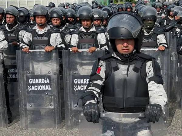 <i>Los soldados, con armas de guerra y vehículos blindados, comenzaron a ser movilizados el martes a los departamentos fronterizos de San Marcos y Huehuetenango, zona montañosa habitada en su mayoría por indígenas mayas. FOTO AFP/Getty Images</i>
