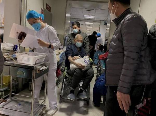 Investigaciones previas ya habían demostrado vínculos entre la covid-19 y las características moleculares del envejecimiento cerebral y el deterioro cognitivo. (Photo by Noel Celis / AFP)