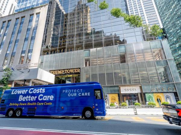 <i>El autobús Protect Our Care pasa por la Torre Trump de la quinta avenida después de que la senadora estadounidense Kirsten Gillibrand se uniera a Protect Our Care para un evento que conmemora el aniversario de la firma del presidente Biden de la Ley de Reducción de la Inflación el 2 de agosto. 2023 en la ciudad de Nueva York. Roy Rochlin/Getty Images para Protect Our Care/AFP</i>