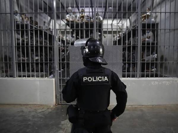 La medida se inserta en la estrategia de seguridad del oficialismo, centrada en el endurecimiento de penas, el combate a las pandillas y la consolidación de un modelo de control penal con amplio respaldo legislativo. (Foto:EFE)