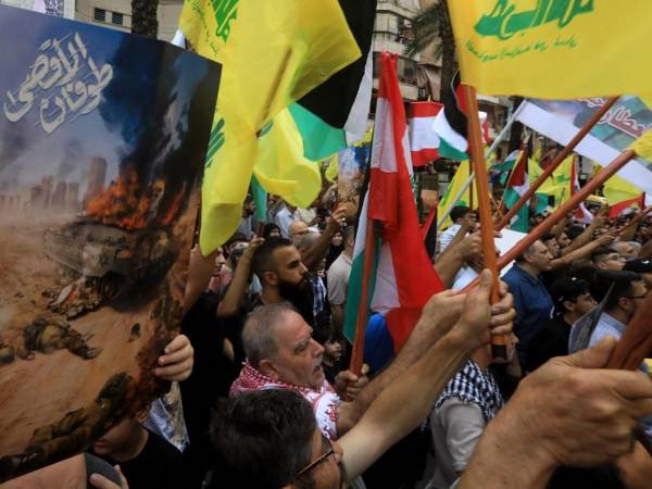<i>Los partidarios del movimiento Hezbollah del Líbano salen a las calles en los suburbios del sur de Beirut el 8 de octubre de 2023, en apoyo de la Operación Inundación de Al-Aqsa que fue lanzada por militantes palestinos de Hamas el día anterior, incluyendo una mortal explosión aérea, terrestre y asalto marítimo a Israel desde la Franja de Gaza.AFP</i>