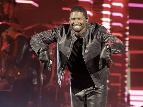 <i>En esta imagen publicada el 2 de agosto, Usher actúa en el escenario durante una grabación de la fiesta de barrio Living Black 2023 de iHeartRadio en Inglewood, California. Kevin Winter/Getty Images para iHeartRadio /AFPKEVIN WINTER / GETTY IMAGES NORTEAMÉRICA / Getty</i>