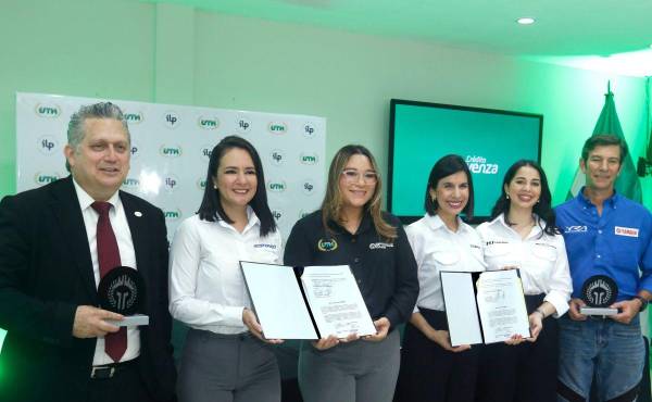 Representantes de UTH, Óptimus Card y Grupo ILP durante el evento de firma de la alianza.