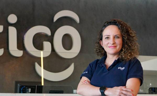 Tigo construye autopistas digitales para conectar a El Salvador