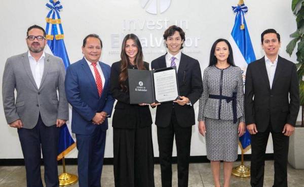 José Canjura Especialista Legal Invest; Axel Rivera, CEO de Foam Industrial; Gabriela Rivera, Vicepresidenta de Foam Industrial; Rodrigo Ayala, presidente de Invest; directora ejecutiva Invest, Samadhy Martínez y director Legal de Invest, José Canjura.