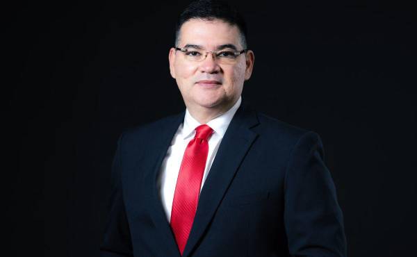 Carlos Girón, Vicepresidente Corporativo de Imagen y Reputación Institucional, destaca el rol de Banco Atlántida en el financiamiento de sectores productivos con visión sostenible.
