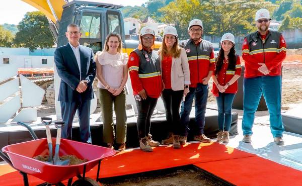 Fernando Gonzalez, Presidente de BAC; Christine Durman, Directora de Gensler Costa Rica, y Patricia Clara, Gerente de Pais de QUALICONS El Salvador, con integrantes del equipo de QUALICONS El Salvador.