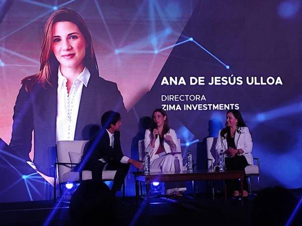 <i>Ana de Jesús Ulloa (al centro) refirió que la participación de empresas en el mercado de capitales posicionaría a Guatemala como un país atractivo para la atracción de capitales. Foto: Alejandra Ordóñez.</i>