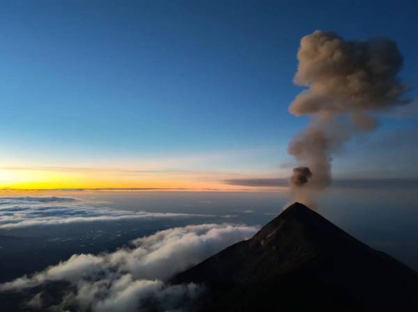 <i>Autoridades vigilan de cerca la evolución del coloso, de 3.763 metros de altura, que presenta entre 5 y 15 explosiones por hora. Foto de cortesía</i>